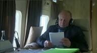 бумага всрато личность:владимир_путин наушники сидит слушает_музыку читает // 590x326 // 54KB